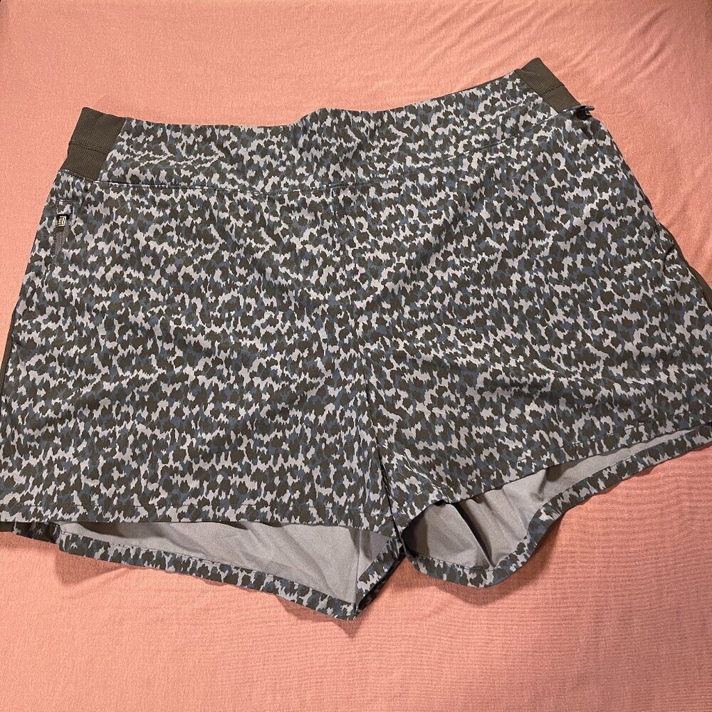 Athleta Brooklyn Printed Shorts Lightweight Navy Allure Pockets - Size 18